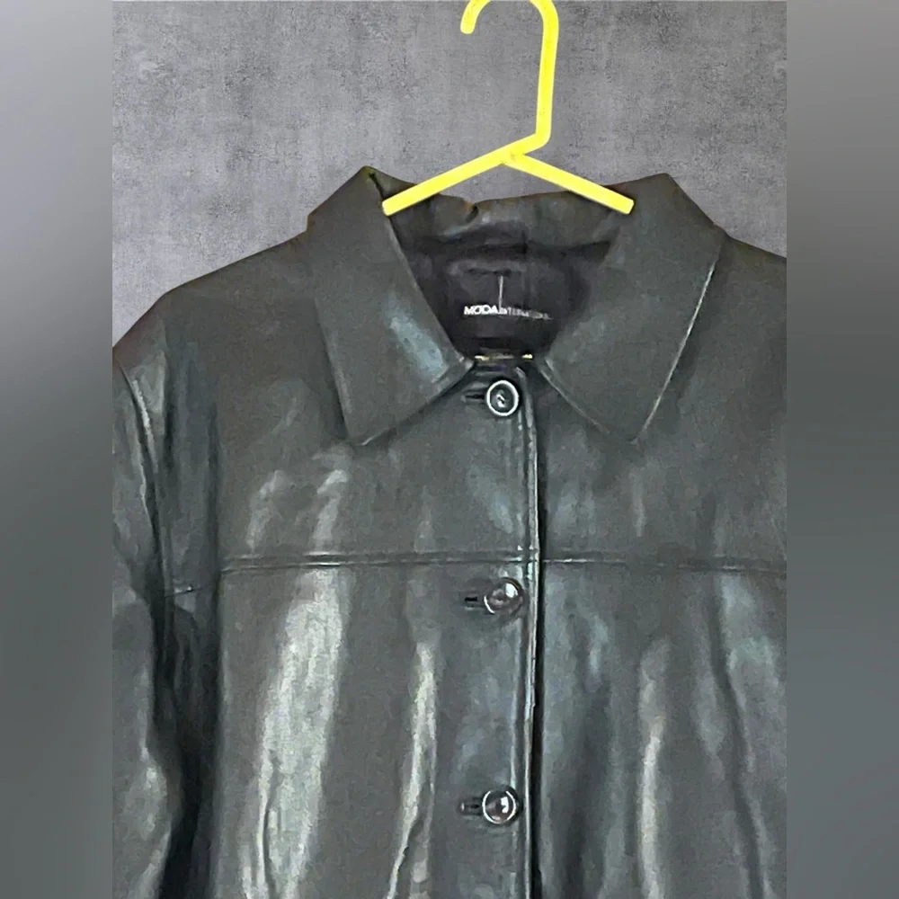 MODA INTERNATIONAL BLACK LEATHER MID LENGTH Y2K BUTTON FRONT JACKET (XL)